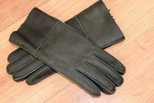 Тъмно зелени дамски ръкавици естествена кожа с дебела вата код 031