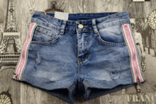 Светло сини дамски къси дънкови панталони със странични ципове  -062