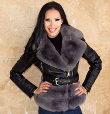 Черно късо дамско палто със сив пух -код 827