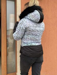 зимно дамско яке с качулка с естествен косъм