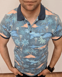Мъжка тениска с яка до 2ХЛ - синя с цветни мотиви