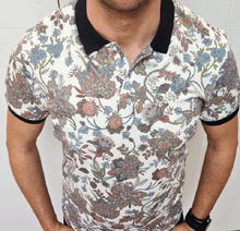 Мъжка тениска с яка - бял десен с цветни мотиви