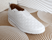 Комфортни дамски обувки от ЕСТЕСТВЕНА КОЖА - 633010 - бели